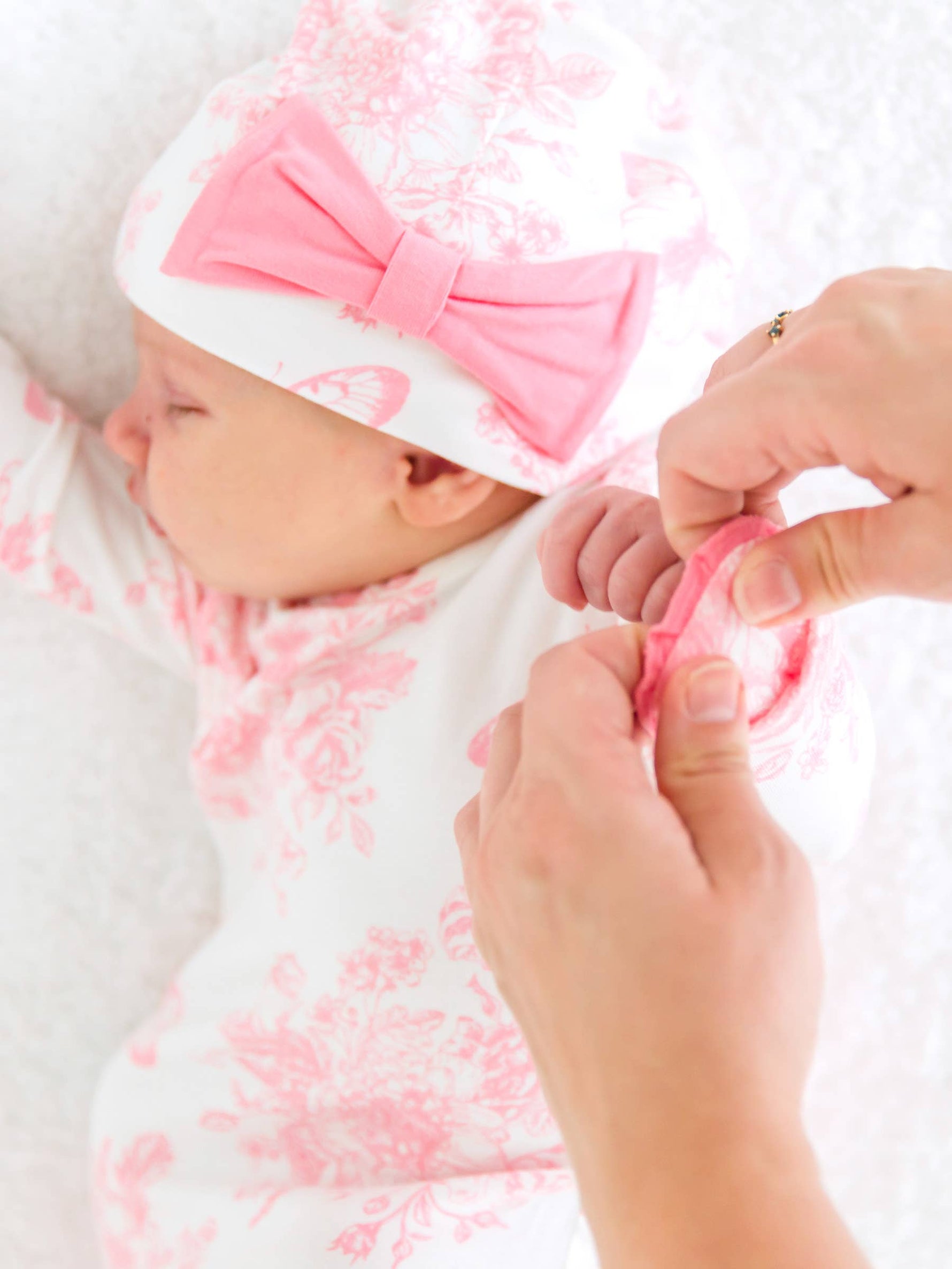 SoftSnooze™ Baby Girls Bamboo Viscose Pink Butterfly Garden Toile Ruffle Knotted Sleep Gown & Bow Hat Set: White / Newborn-3m
